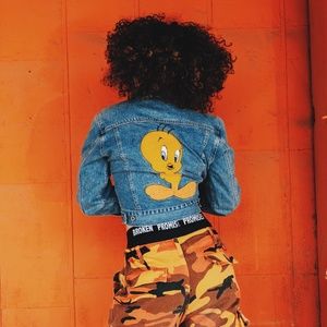 Vintage 90s/Y2K Looney Tunes- Tweety Denim Jacket in Size Small ✨